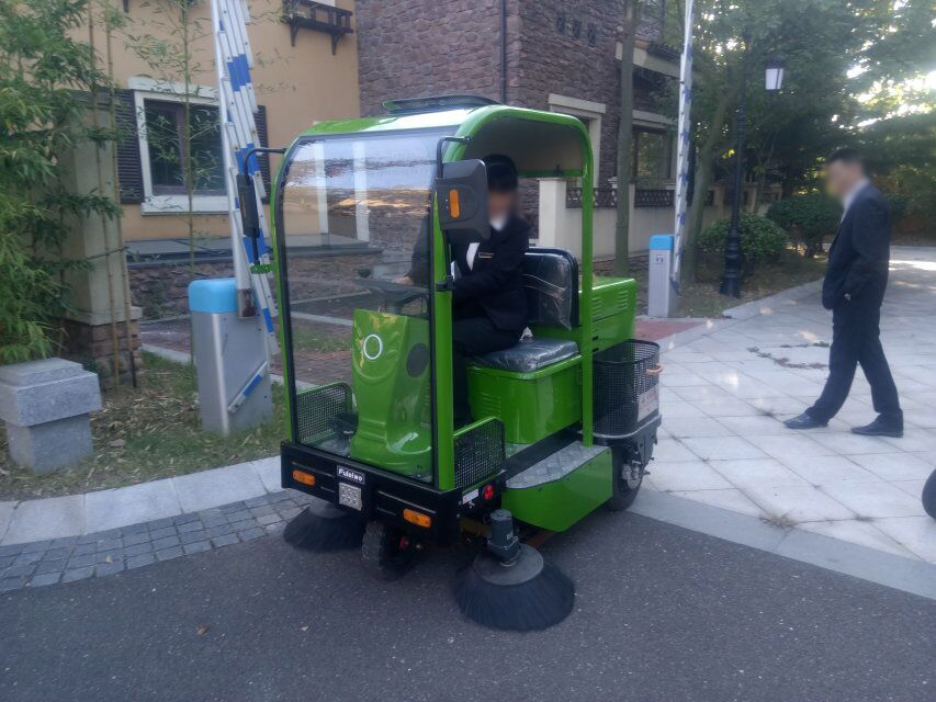 駕駛式掃地機(jī) 駕駛式掃地機(jī)